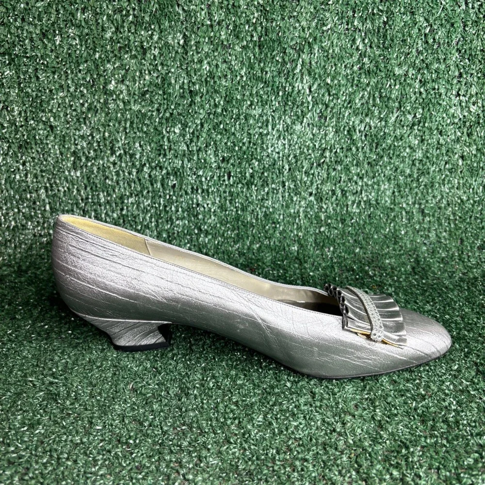 Stuart Weitzman Ruffle Rhinestone Pointed Toe Kitten Heel Silver Pump Womens 8 M